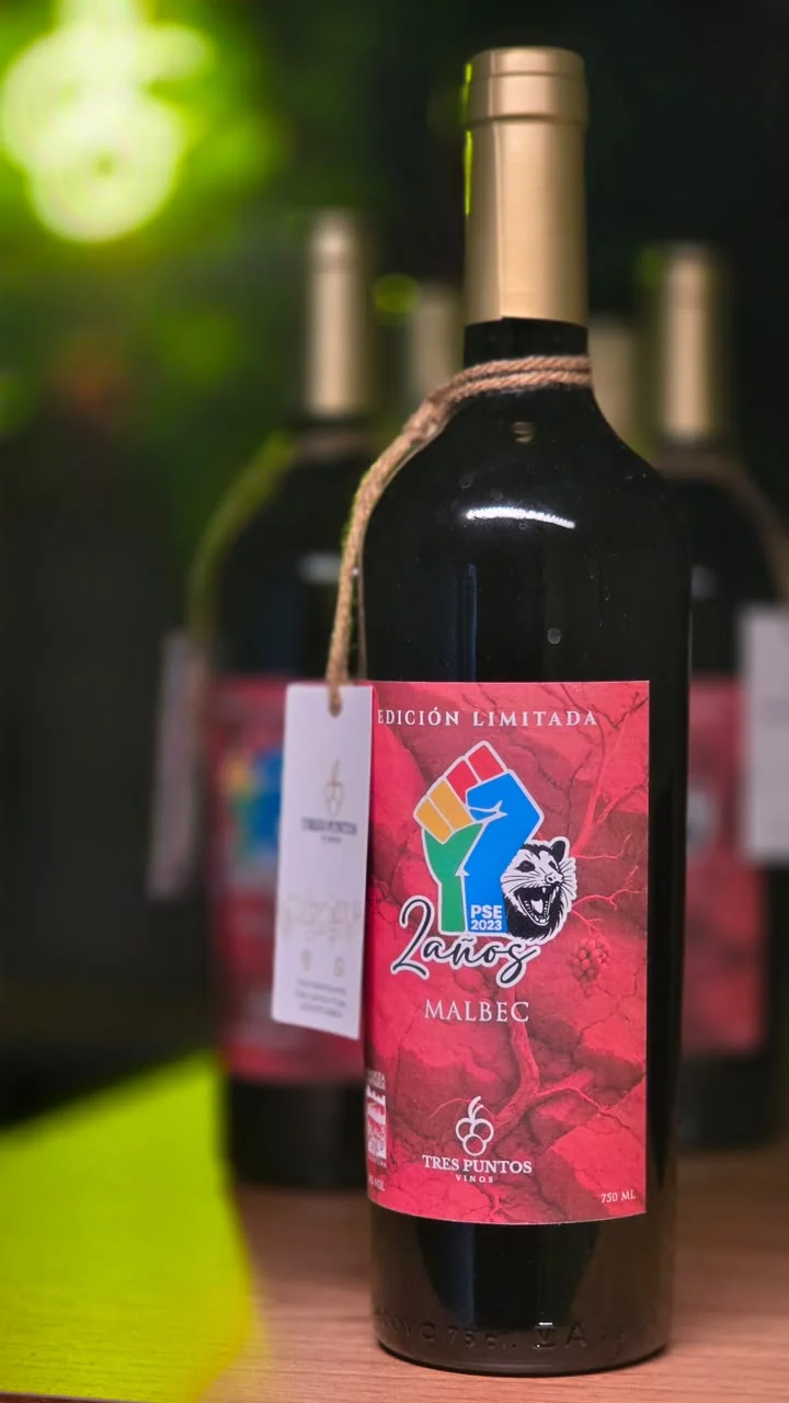 Fotografía real de un Malbec con etiqueta personalizada para celebrar un aniversario
