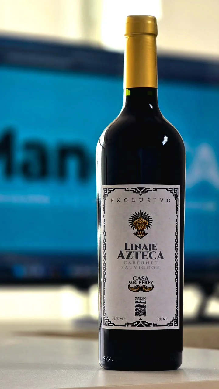 Fotografía real de Cabernet Sauvignon con etiqueta Linaje Azteca